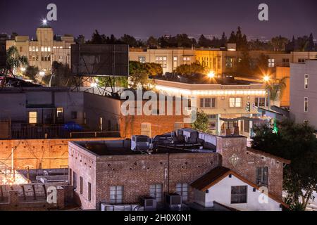 Blick auf die Skyline der Dämmerung auf das Stadtzentrum von Santa Ana, Kalifornien, USA. Stockfoto