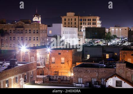 Blick auf die Skyline der Dämmerung auf das Stadtzentrum von Santa Ana, Kalifornien, USA. Stockfoto