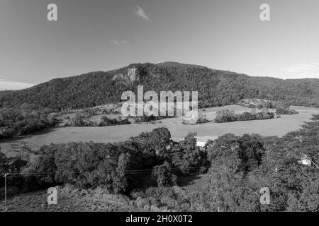 Monotone Nordwand des Mount Blackwood bei Mackay mit einem Kommunikationsturm auf dem Gipfel Stockfoto