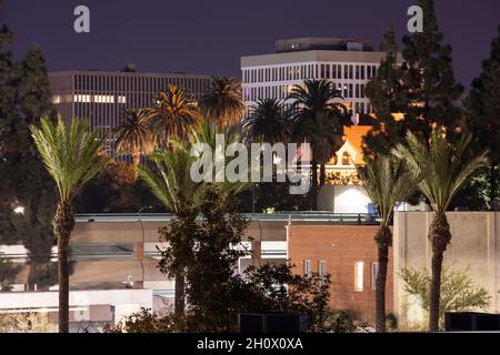 Blick auf die Skyline der Dämmerung auf das Stadtzentrum von Santa Ana, Kalifornien, USA. Stockfoto