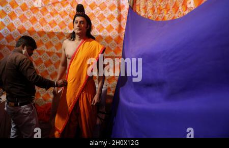 Neu-Delhi, Indien. Oktober 2021. Ein Künstler hinter der Bühne, der als Lord Rama gekleidet ist, bereitet sich während des Festivals auf die Aufführung vor.Ramlila-Performance (Ramayana: Drama über das Leben von Lord RAM) am Vorabend des hinduistischen Festes von Dussehra im Lav Kush Ramlila. Kredit: SOPA Images Limited/Alamy Live Nachrichten Stockfoto