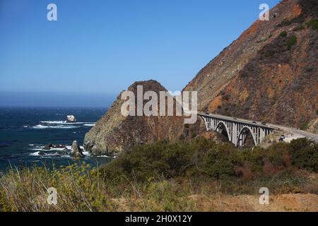 Blick auf die Big Creek Bridge entlang des Highway 1 in Kalifornien Stockfoto