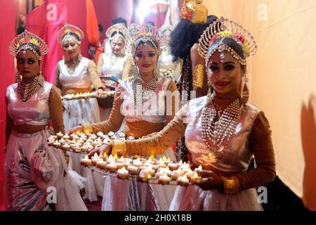 Neu-Delhi, Indien. Oktober 2021. Künstler Backstage, die sich während des Festivals auf die Aufführung vorbereiten. Ramlila-Performance (Ramayana: Drama über das Leben von Lord RAM) am Vorabend des Hindu-Festivals der Dussehra-Feierlichkeiten, im Lav Kush Ramlila. (Foto von Naveen Sharma/SOPA Images/Sipa USA) Quelle: SIPA USA/Alamy Live News Stockfoto