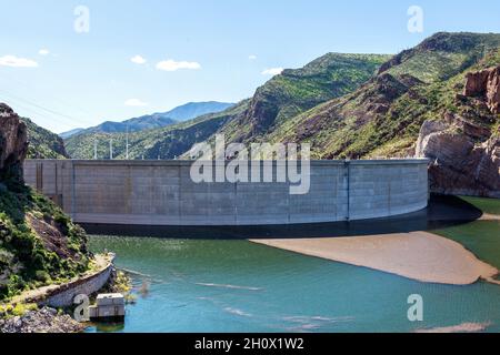 Theodore Roosevelt Dam in der Sonoran Desert von Arizona. Der Roosevelt Dam bildet den Roosevelt Lake am Salt River des Tonto National Forest von Arizona. Stockfoto