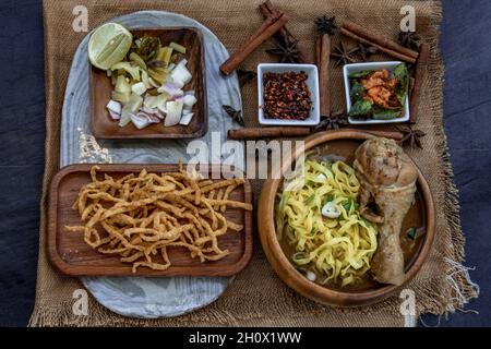 Nördlichen Stil Nudelsuppe Curry mit Kokosmilch (Khao soi), Traditionelle von Northern Thai Küche, Ansicht von oben. Stockfoto