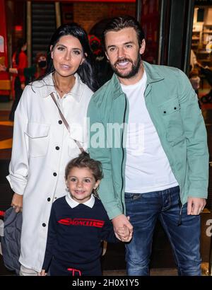 London, Großbritannien. Oktober 2021. Cara de la Hoyde (links) und Nathan Massey (rechts) nehmen an der Präsentation der Top 10 Toys für Weihnachten 2021 in Hamleys Teil. Kredit: SOPA Images Limited/Alamy Live Nachrichten Stockfoto
