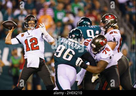 Philadelphia, Pennsylvania, USA. Oktober 2021. Tom Brady (12) wirft den Ball während des NFL-Spiels zwischen den Tampa Bay Buccaneers und den Philadelphia Eagles im Lincoln Financial Field in Philadelphia, Pennsylvania, unter Druck. Christopher Szagola/CSM/Alamy Live News Stockfoto