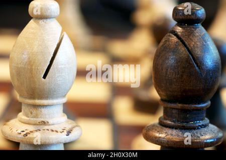 Makrohölzer mit weißen und schwarzen Bischofsschachfiguren Stockfoto