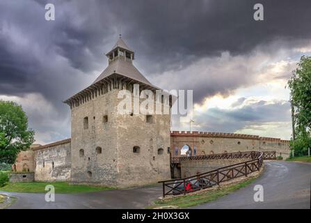 Medzhybish, Ukraine 05.07.2021. Großer Turm der Festung Medzhybish in Podolien in der Ukraine, an einem bewölkten Sommermorgen Stockfoto