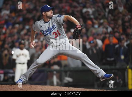 San Francisco, USA. Oktober 2021. Los Angeles Dodgers Pitcher Max Scherzer wirft in der 9. Inning in Spiel fünf der MLB National League Division Series gegen die San Francisco Giants im Oracle Park in San Francisco am Donnerstag, 14. Oktober 2021. Foto von Terry Schmitt/UPI Credit: UPI/Alamy Live News Stockfoto