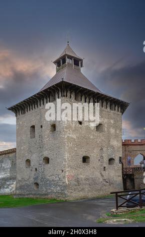 Medzhybish, Ukraine 05.07.2021. Großer Turm der Festung Medzhybish in Podolien in der Ukraine, an einem bewölkten Sommermorgen Stockfoto