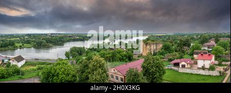 Medzhybish, Ukraine 05.07.2021. Blick auf den Fluss Southern Bug vom Medzhybizh Festungsturm, an einem bewölkten Sommermorgen Stockfoto