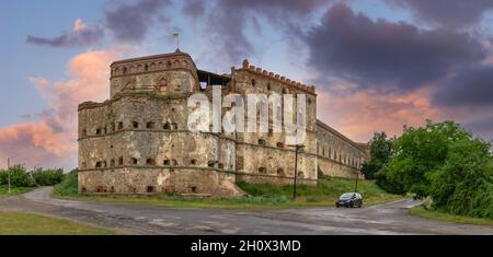 Medzhybish, Ukraine 05.07.2021. Medzhybish Festung in Podolien Region der Ukraine, an einem bewölkten Sommermorgen Stockfoto