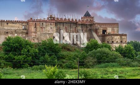 Medzhybish, Ukraine 05.07.2021. Medzhybish Festung in Podolien Region der Ukraine, an einem bewölkten Sommermorgen Stockfoto