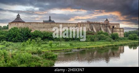 Medzhybish, Ukraine 05.07.2021. Medzhybish Festung in Podolien Region der Ukraine, an einem bewölkten Sommermorgen Stockfoto