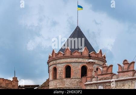 Medzhybish, Ukraine 05.07.2021. Großer Turm der Festung Medzhybish in Podolien in der Ukraine, an einem bewölkten Sommermorgen Stockfoto