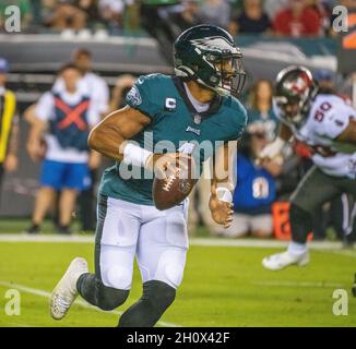 Philadelphia, Pennsylvania, USA. Oktober 2021. Eagles Quarterback JALEN HURTS, #1, sucht während eines NFL-Fußballspiels zwischen den Philadelphia Eagles und den Tampa Bay Buccaneers im Lincoln Financial Field in Philadelphia, Pennsylvania, nach einem Empfänger. Tampa Bay gewann 28:22. (Bild: © Jim z. Rider/ZUMA Press Wire) Stockfoto