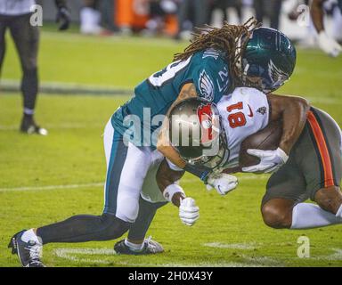 Philadelphia, Pennsylvania, USA. Oktober 2021. Tampa Bay Wide Receiver ANTONIO BROWN, #81, wird von Eagles-Eckpfeiler AVONTE MADDOX, #29, während eines NFL-Fußballspiels zwischen den Philadelphia Eagles und den Tampa Bay Buccaneers am Lincoln Financial Field in Philadelphia, Pennsylvania gestoppt. Tampa Bay gewann 28:22. (Bild: © Jim z. Rider/ZUMA Press Wire) Stockfoto