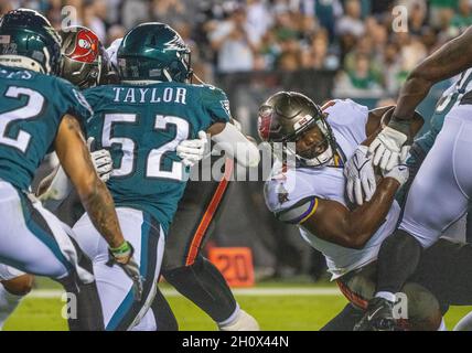 Philadelphia, Pennsylvania, USA. Oktober 2021. Tampa Bay läuft zurück LEONARD FOURNETTE, #7, taucht ein für einen Touchdown während eines NFL-Fußballspiels zwischen den Philadelphia Eagles und den Tampa Bay Buccaneers am Lincoln Financial Field in Philadelphia, Pennsylvania. Tampa Bay gewann 28:22. (Bild: © Jim z. Rider/ZUMA Press Wire) Stockfoto