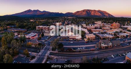 Luftpanorama von Flagstaff Arizona in der Abenddämmerung Stockfoto