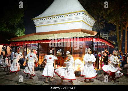 Bhaktapur, Bagmati, Nepal. Oktober 2021. Nepalesische Hindu-Priester führen am zehnten Tag des Dashain in Bhaktapur ein Tanzritual auf. Das Dashain-Fest symbolisiert den Sieg des Guten über das Böse und gilt als das größte und längste Fest der nepalesischen Hindus. Quelle: Amit Machamasi/ZUMA Wire/Alamy Live News Stockfoto