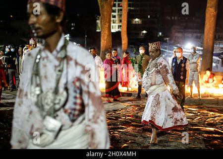 Bhaktapur, Bagmati, Nepal. Oktober 2021. Nepalesische Hindu-Priester führen am zehnten Tag des Dashain in Bhaktapur ein Tanzritual auf. Das Dashain-Fest symbolisiert den Sieg des Guten über das Böse und gilt als das größte und längste Fest der nepalesischen Hindus. Quelle: Amit Machamasi/ZUMA Wire/Alamy Live News Stockfoto