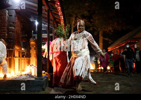 Bhaktapur, Bagmati, Nepal. Oktober 2021. Nepalesische Hindu-Priester führen am zehnten Tag des Dashain in Bhaktapur ein Tanzritual auf. Das Dashain-Fest symbolisiert den Sieg des Guten über das Böse und gilt als das größte und längste Fest der nepalesischen Hindus. Quelle: Amit Machamasi/ZUMA Wire/Alamy Live News Stockfoto