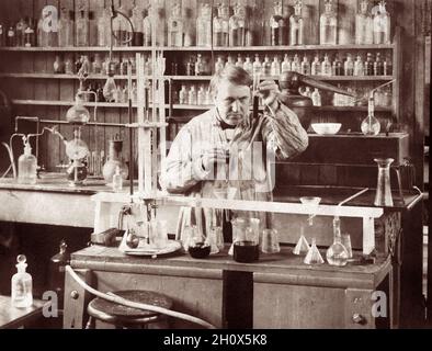 Thomas Alva Edison (1847–1931), der als Amerikas größter Erfinder beschrieben wurde, arbeitete 1890 im Gebäude des Chemieministeriums in seinem Laborkomplex West Orange, New Jersey. (USA) Stockfoto