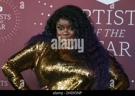 13. Oktober 2021, Nashville, Tennessee, USA: Sängerin Yola nimmt am 2021 13. Oktober 2021 an den CMT Artists of the Year im Schermerhorn Symphony Center in Nashville, Tennessee, Teil. (Bild: © Debby Wong/ZUMA Press Wire) Stockfoto