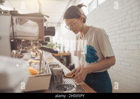 Charmante Barista-Reinigungstheke im Café Stockfoto