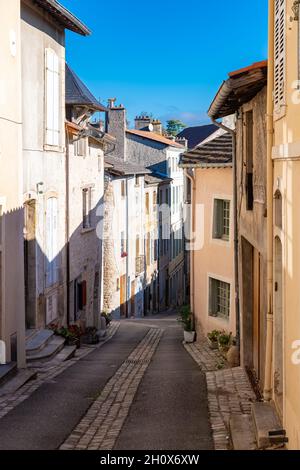Cluny in Frankreich, alte Häuser, kleine Straße in Burgund Stockfoto