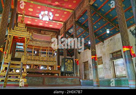 Atemberaubende reich verzierte antike Pulpit und Artefakte in der Predigthalle des Wat Choeng Tha Tempels, Ayutthaya Historical Park, Thailand Stockfoto