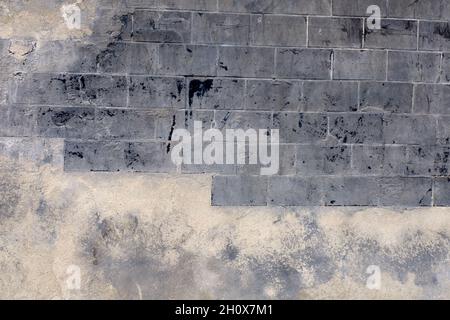 Wand mit alten schwarzen glänzenden Fliesen. Hochwertige Fotos Stockfoto