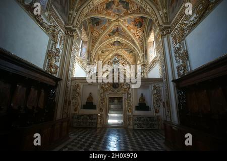 Die Kartause Certosa di Padula - Padula ist ein Kloster in der Provinz Salerno in Kampanien, Italien - Eingang zur Kirche saint lawrwnce Stockfoto