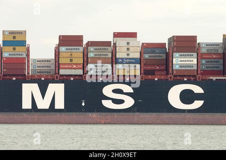 14/10/2021. Felixstowe, Großbritannien. Am Hafen von Felixstowe liegt ein MSC-Frachtraum, der Schiffe aus Asien abstellen musste, weil aufgrund des Mangels an LKW-Fahrern ein Rückstand an Containern nicht verteilt wurde. AP Moller-Maresk, das weltweit größte Containerunternehmen, musste Container auf kleinere Schiffe nach Großbritannien verladen. Dies wirkt sich störend aus, da die Schifffahrt in die Vorweihnachtszeit mit einem möglichen Mangel an Weihnachtsartikeln in Großbritannien eintritt. Stockfoto