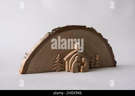 weihnachtskrippe mit Figuren aus Holz Stockfoto