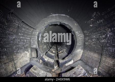 Überreste des unterirdischen Treibstoffdepots der sowjetischen Armee in Rabštejn-Janská, Tschechien. Ein leerer Raum, aus dem ein Metalltank entfernt wurde. Stockfoto