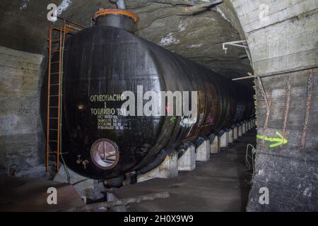 Überreste des unterirdischen Treibstoffdepots der sowjetischen Armee in Rabštejn-Janská, Tschechien. Ein gut erhaltener Kraftstofftank in einem Stollen. Stockfoto