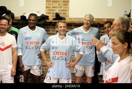 Poissy, Frankreich. Oktober 2021. Präsident Emmanuel Macron, flankiert von Marcel Desailly und Arsene Wenger, in den Spinden vor einem Fußballspiel im Rahmen der Feier des fünfzigsten Jahrestages des „Varietes Club de France“ am 14. Oktober 2021 im Stadion Leo Lagrange in Poissy, am Stadtrand von Paris. Foto von Dominique Jacovides/Pool/ABACAPRESS.COM Quelle: Abaca Press/Alamy Live News Stockfoto