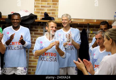 Poissy, Frankreich. Oktober 2021. Präsident Emmanuel Macron, flankiert von Marcel Desailly und Arsene Wenger, in den Spinden vor einem Fußballspiel im Rahmen der Feier des fünfzigsten Jahrestages des „Varietes Club de France“ am 14. Oktober 2021 im Stadion Leo Lagrange in Poissy, am Stadtrand von Paris. Foto von Dominique Jacovides/Pool/ABACAPRESS.COM Quelle: Abaca Press/Alamy Live News Stockfoto