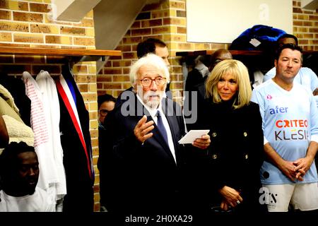 Poissy, Frankreich. Oktober 2021. Jacques Vendroux und Brigitte Macron unterhalten sich vor einem Fußballspiel im Rahmen der Feier des fünfzigsten Jahrestages des „Varietes Club de France“ am 14. Oktober 2021 im Stadion Leo Lagrange in Poissy, am Stadtrand von Paris. Foto von Dominique Jacovides/Pool/ABACAPRESS.COM Quelle: Abaca Press/Alamy Live News Stockfoto