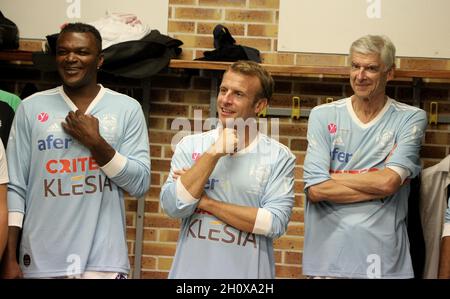 Poissy, Frankreich. Oktober 2021. Präsident Emmanuel Macron, flankiert von Marcel Desailly und Arsene Wenger, in den Spinden vor einem Fußballspiel im Rahmen der Feier des fünfzigsten Jahrestages des „Varietes Club de France“ am 14. Oktober 2021 im Stadion Leo Lagrange in Poissy, am Stadtrand von Paris. Foto von Dominique Jacovides/Pool/ABACAPRESS.COM Quelle: Abaca Press/Alamy Live News Stockfoto