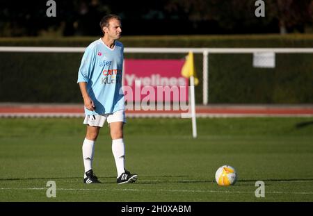 Poissy, Frankreich. Oktober 2021. Der französische Präsident Emmanuel Macron während des Freundschaftsfußballspiels zwischen Varietes Club de France (VCF) und CHI PSG (hopital de Poissy) zugunsten der Fondation des Hopitaux unter dem Vorsitz von Brigitte Macron, der Ehefrau des französischen Präsidenten, am 14. Oktober 2021 im Stade Leo Lagrange in Poissy, Frankreich - Foto Jean Catuffe/DPPI Quelle: DPPI Media/Alamy Live News Stockfoto