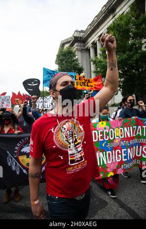 Washington, Usa. Oktober 2021. Während der Demonstration sah ein Protestler, wie er durch die Straßen marschierte, während er eine Geste machte.Hunderte Demonstranten versammelten sich vor dem Weißen Haus, um Präsident Joe Biden aufzufordern, von fossilen Brennstoffen zu trennen und in eine saubere Energiezukunft zu investieren. Über 60 Demonstranten wurden verhaftet. (Foto: Karla Cote/SOPA Images/Sipa USA) Quelle: SIPA USA/Alamy Live News Stockfoto