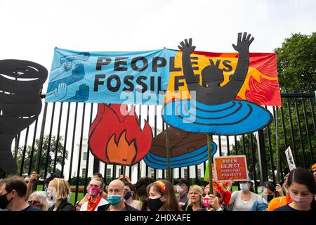Washington, Usa. Oktober 2021. Hunderte Demonstranten versammelten sich vor dem Weißen Haus, um Präsident Joe Biden aufzufordern, von fossilen Brennstoffen zu trennen und in eine saubere Energiezukunft zu investieren. Über 60 Demonstranten wurden verhaftet. (Foto: Karla Cote/SOPA Images/Sipa USA) Quelle: SIPA USA/Alamy Live News Stockfoto