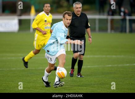 Poissy, Frankreich. Oktober 2021. Der französische Präsident Emmanuel Macron während des Freundschaftsfußballspiels zwischen Varietes Club de France (VCF) und CHI PSG (hopital de Poissy) zugunsten der Fondation des Hopitaux unter dem Vorsitz von Brigitte Macron, der Ehefrau des französischen Präsidenten, am 14. Oktober 2021 im Stade Leo Lagrange in Poissy, Frankreich - Foto Jean Catuffe/DPPI Quelle: DPPI Media/Alamy Live News Stockfoto