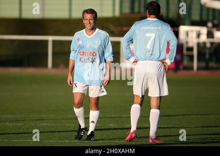 Poissy, Frankreich. Oktober 2021. Der französische Präsident Emmanuel Macron während des Freundschaftsfußballspiels zwischen Varietes Club de France (VCF) und CHI PSG (hopital de Poissy) zugunsten der Fondation des Hopitaux unter dem Vorsitz von Brigitte Macron, der Ehefrau des französischen Präsidenten, am 14. Oktober 2021 im Stade Leo Lagrange in Poissy, Frankreich - Foto Jean Catuffe/DPPI Quelle: DPPI Media/Alamy Live News Stockfoto