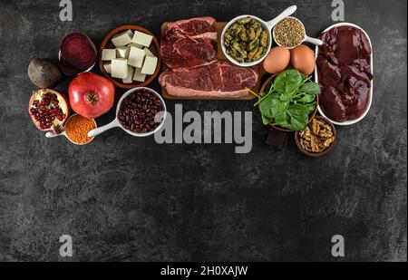 Eisenhaltige Lebensmittel, darunter Eier, Nüsse, Spinat, Bohnen, Tofu, Leber, Rindfleisch, Rote Beete, Muscheln, Und dunkle Schokolade. Stockfoto