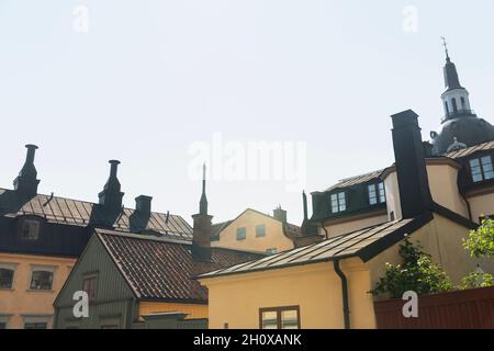 Niedrige Sicht auf die Dächer von Gebäuden gegen den Himmel Stockfoto
