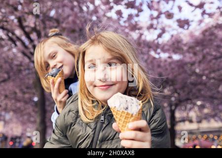 Lächelnde Mädchen essen Eis Stockfoto